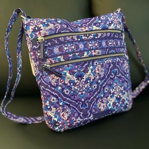 Vera Bradley crossbody bag. Size medium. Has never been used & comes with tag.